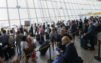 Travelers queue up for taxis at International Terminal Four at John F. Kennedy International Airport in Queens, New York, USA, 30 June 2017. ANSA/PETER FOLEY