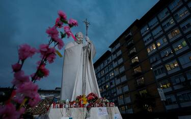 The statue of John Paul II at the entrance of the Agostino Gemelli Hospital where Pope Francis is hospitalized to continues his treatments for bilateral pneumonia, in Rome, Italy, 13 March 2025. ANSA/GIUSEPPE LAMI