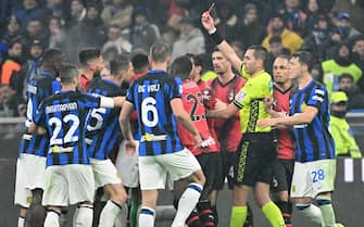 La rissa nel finale tra i giocatori di Milan e Inter allo stadio Meazza di Milano, 22 aprile 2024. ANSA/DANIEL DAL ZENNARO