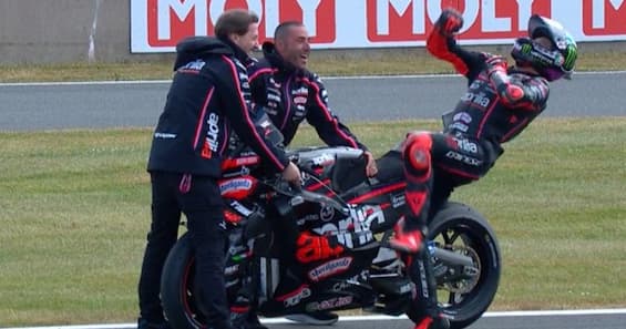 https://static.sky.it/editorialimages/cf4c4b2db995c9f38f261048a14f964106c6b904/skysport/it/motori/motogp/video/2025/06/05/bezzecchi-puma-silverstone-esultanza-video/bez_esultanza_puma_og.jpg?im=Resize,width=565