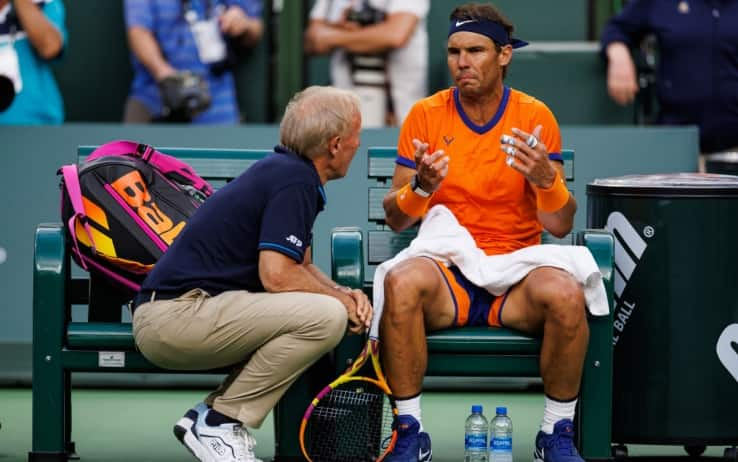 Nadal parla col fisioterapista durante il match contro Alcaraz