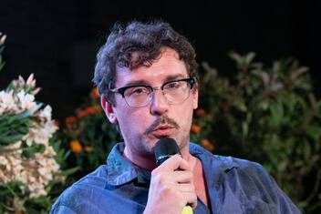 Willie Peyote durante Willie Peyote intervistato da Giuseppe Civati - Passaggi Festival 2021, Intervista artista italiano in Fano, Italia, 22 giugno 2021