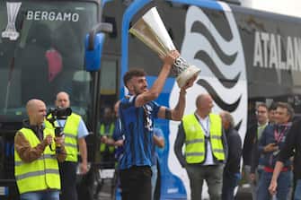 Atalanta returns after the victory in Europa League, Matteo Ruggeri with the Cup  during  Atalanta returns after the victory in the UEFA Europa League, Football Europa League match in Bergamo, Italy, May 23 2024