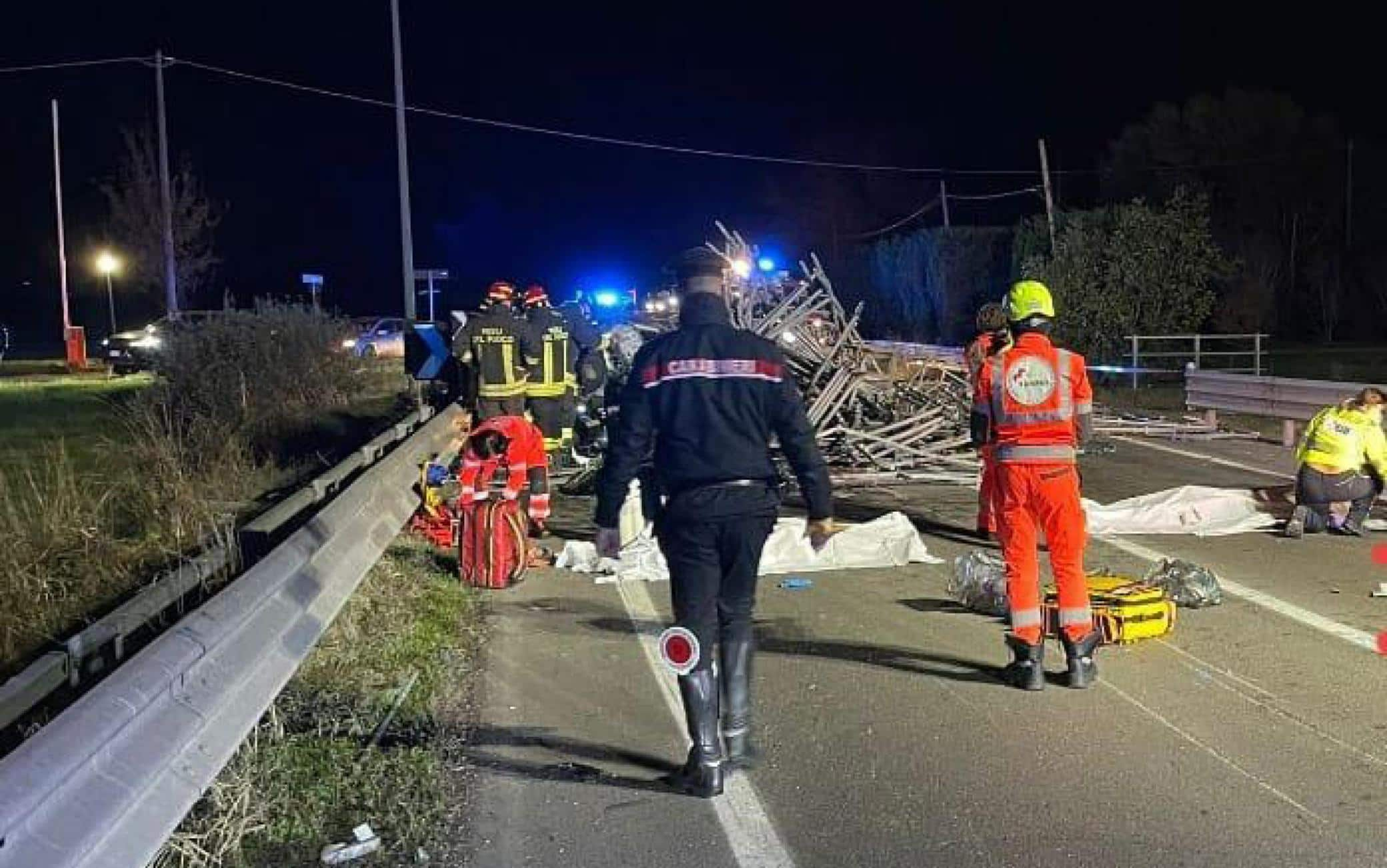 Carico camion investe auto, 2 morti. L'autista è fuggito