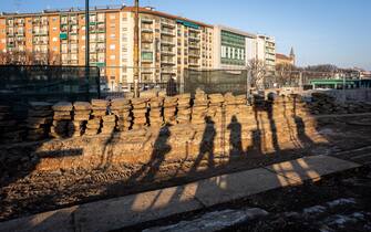 Milano - Cantieri e lavori edili in vari punti della citta'. Bonus ristrutturazioni, facciate, gru e impalcature. Lavori ATM sulla linea tranviaria, rimozione del pave' in viale Gorizia (Milano - 2022-01-22, MARCO PASSARO) p.s. la foto e' utilizzabile nel rispetto del contesto in cui e' stata scattata, e senza intento diffamatorio del decoro delle persone rappresentate