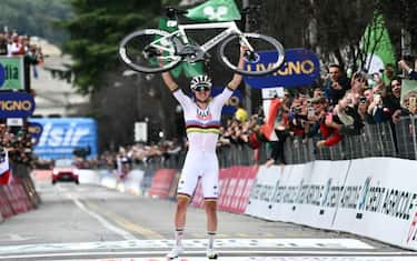 Pogacar stravince il Lombardia: nessuno come lui