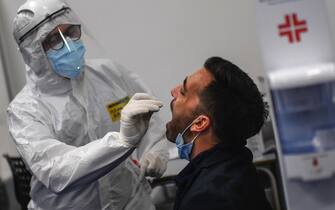 28-09-2020: Napoli, Gli operatori sanitari conducono test per il coronavirus COVID-19 sui passeggeri presso l'aeroporto di Capodichino