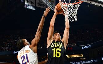 PHOENIX, AZ - OCTOBER  28: Simone Fontecchio #16 of the Utah Jazz dunks the ball during the game against the Phoenix Suns on October 28, 2023 at Footprint Center in Phoenix, Arizona. NOTE TO USER: User expressly acknowledges and agrees that, by downloading and or using this photograph, user is consenting to the terms and conditions of the Getty Images License Agreement. Mandatory Copyright Notice: Copyright 2023 NBAE (Photo by Kate Frese/NBAE via Getty Images)