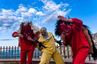 In Sicilia per il Ballo dei Diavoli e la Processione del Cristo Nero