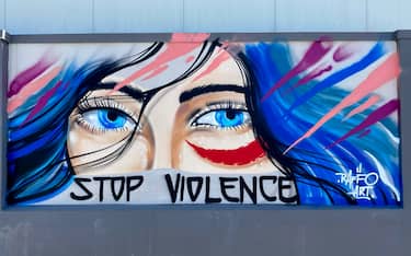 Il murales  realizzato a Napoli da  Raffaele Liuzzi in arte Raffo per celebrare  l'iniziativa odierna dell' Eurocamera che ha varato le prime norme Ue contro la violenza sulle donne, 24 aprile 2024. 
ANSA/ (NPK)
