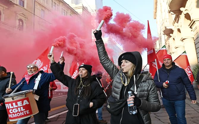Il corteo dei lavoratori sfila per le vie del centro città in occasione dello sciopero generale, Torino, 29 Novembre 2024. ANSA/ALESSANDRO DI MARCO
