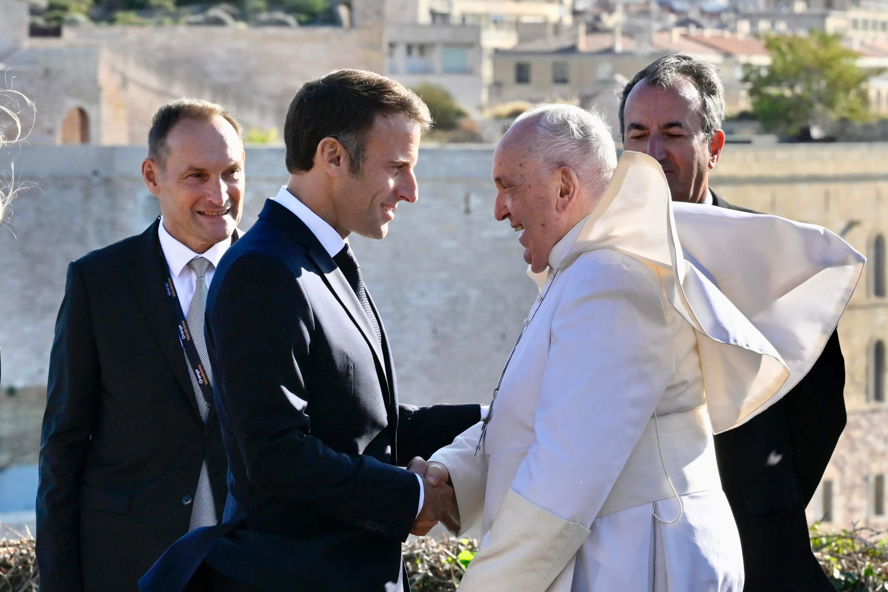 Papa Francesco accolto dal presidente della Repubblica francese Emmanuel Macron e dalla consorte Brigitte, al suo arrivo per la Sessione conclusiva dei Rencontres Mediterraneennes presso il Palais du Pharo, Marsiglia, Francia, 23 settembre 2023. In occasione del viaggio apostolico di Papa Francesco a Marsiglia per la conclusione dei "Rencontres Mediterraneennes" dal 22 al 23 settembre. ANSA/ALESSANDRO DI MEO Pope Francis is welcomed by the President of the French Republic Emmanuel Macron and his wife Brigitte, upon his arrival for the final session of the "Rencontres Mediterraneennes" at the "Palais du Pharo", Marseille, France, 23 September 2023. On the occasion of the apostolic journey of Pope Francis in Marseille for the conclusion of the "Rencontres Mediterraneennes" from 22 to 23 September. ANSA/ALESSANDRO DI MEO