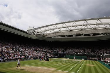 epa11475861 Jasmine Paolini (L) of Italy in action during her Women's Singles final match against Barbora Krejcikova of the Czech Republic at the Wimbledon Championships in London, Britain, 13 July 2024.  EPA/NEIL HALL  EDITORIAL USE ONLY