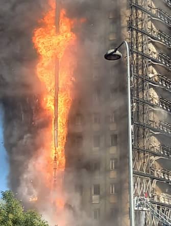 incendio milano oggi