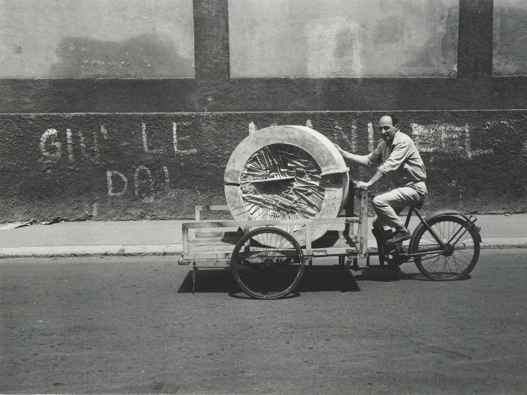 Arnaldo Pomodoro con il gesso de La ruota, Milano, 1961. Foto Mario Dondero