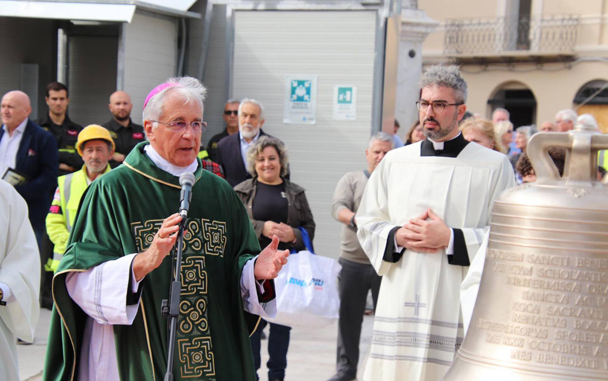 La benedizione delle campane della basilica di Norcia, 30 ottobre 2023. Dopo sette anni dalla scossa di terremoto che colpì Norcia e il Centro Italia, si è tornati a celebrare la messa all'interno della Basilica di San Benedetto, quasi totalmente crollata per quel sisma e ora ricostruita nelle sue mura e nel tetto.
ANSA/ GIANLUIGI BASILIETTI
