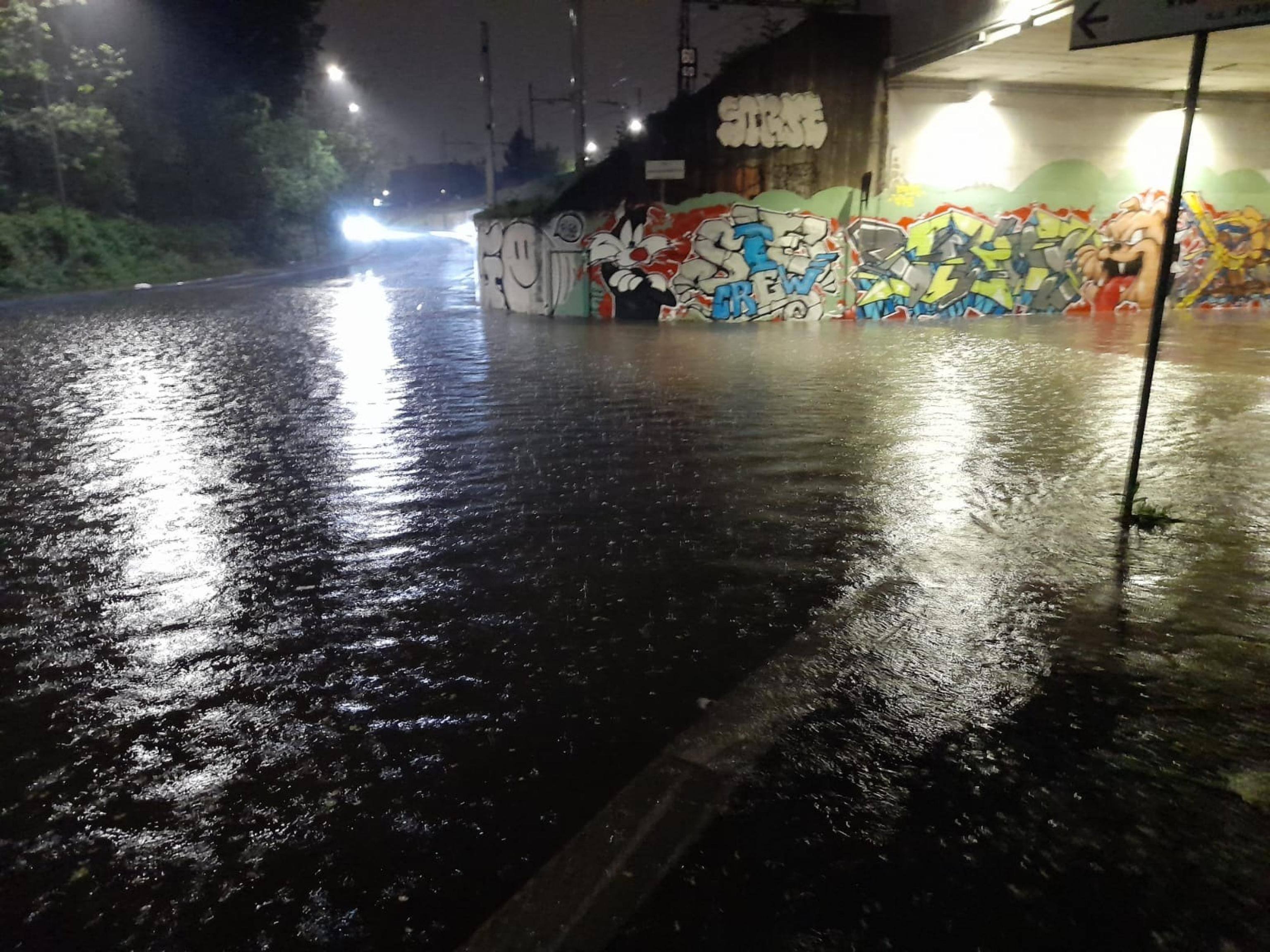 I vigili del fuoco sono intervenuti con diverse squadre questa sera per allagamenti in più punti della città, soprattutto nella zona nord e nord-ovest, a causa del forte temporale che si è abbattuto su Milano a partire dalle 21.30. Al momento non si è registrato un innalzamento anomalo dei livelli dei fiumi Seveso e Lambro, anche se la situazione viene monitorata attentamente. L'assessore alla sicurezza del comune di Milano, Marco Granelli, ha scritto su Facebook: "Forte temporale sulla parte nord della città. Preoccupazione per i sottopassi. Mm sta seguendo con i monitor che controllano i livelli e il funzionamento delle pompe".
FACEBOOK MARCO GRANELLI
+++ ATTENZIONE LA FOTO NON PUO' ESSERE PUBBLICATA O RIPRODOTTA SENZA L'AUTORIZZAZIONE DELLA FONTE DI ORIGINE CUI SI RINVIA+++ ++HO NO SALES EDITORIAL USE ONLY +++