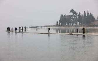 L'isola dei Conigli, a causa della siccita' che affligge il lago di Garda, si raggiunge a piedi, Manerba (Brescia), 23 febbraio 2023. 
ANSA/ FILIPPO VENEZIA