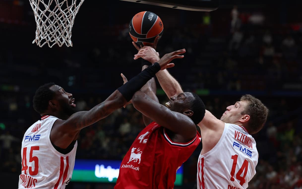 https://static.sky.it/editorialimages/d02b26b44e1aad0994882dd1fde83914c68e49b2/skysport/it/basket/2025/11/14/olimpia-milano-olympiacos-eurolega-risultato/Bryant_Dunston_Getty_Olimpia_Milano.jpg?im=Resize,width=1218