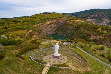 La statua del Cristo sulla cima della collina di Tarcal 