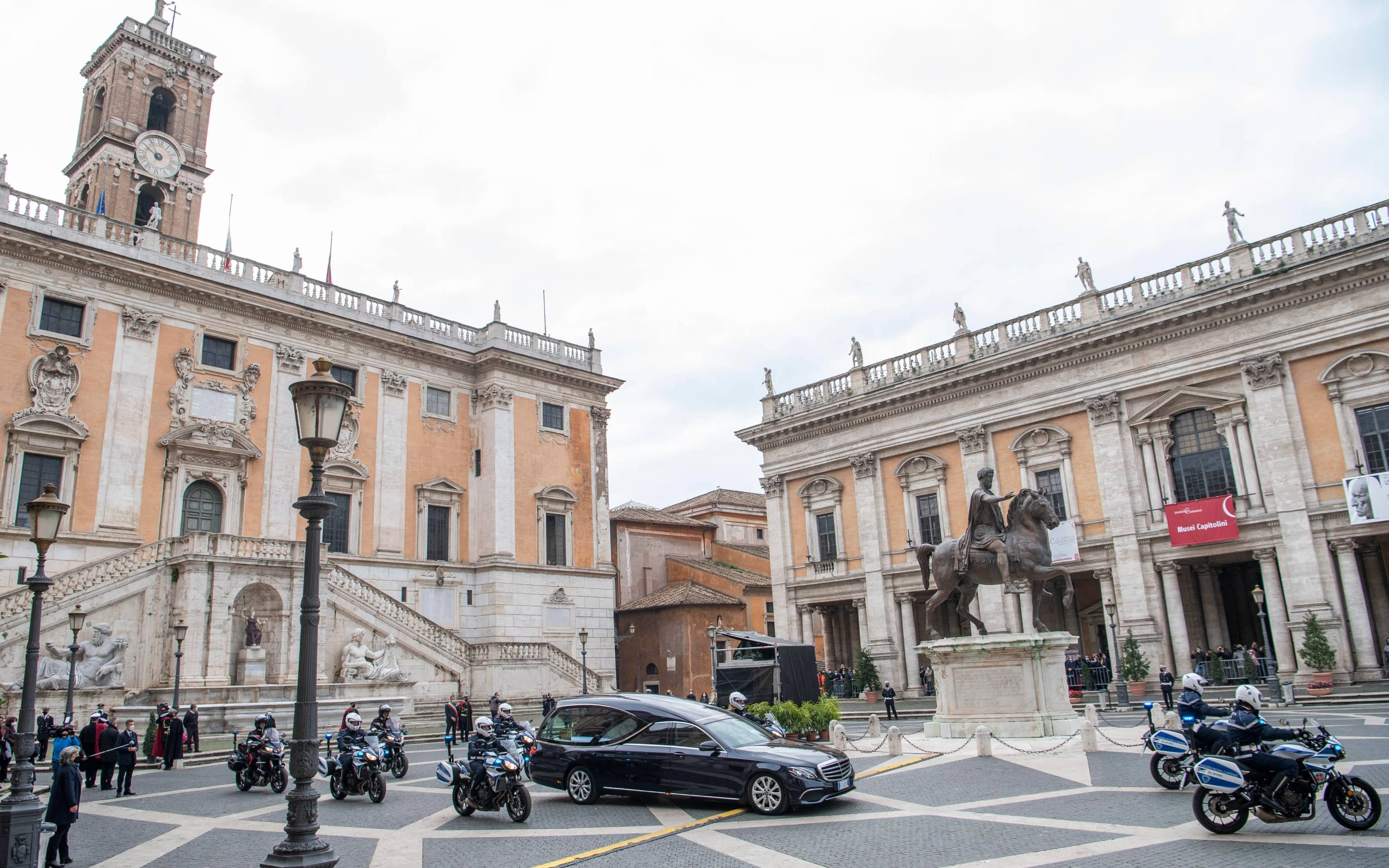 Il feretro di Gigi Proietti nel passaggio al Campidoglio