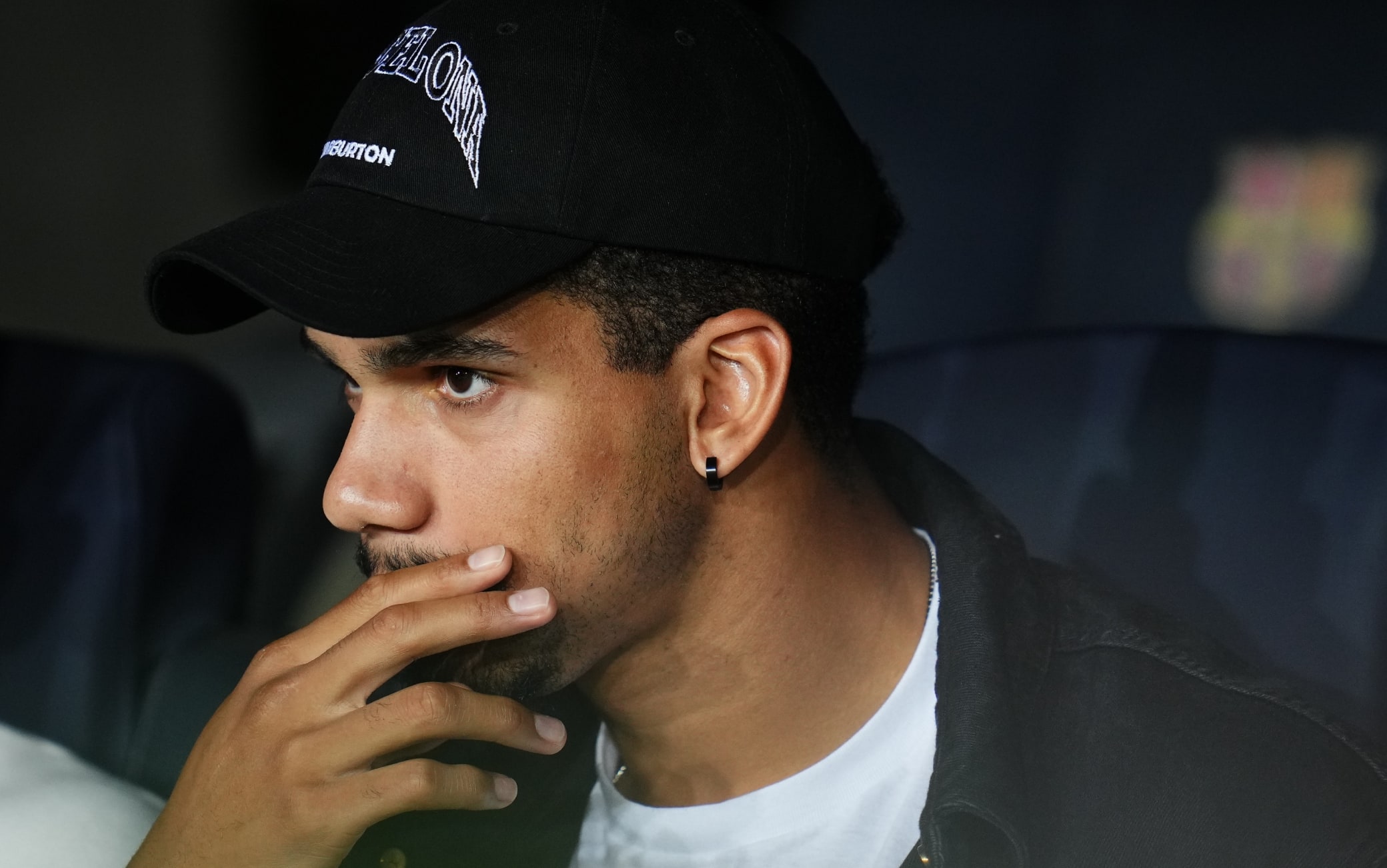 مدرب برشلونة فليك يؤكد رغبته في بقاء أراوخو مع الفريق وسط اهتمام يوفنتوس