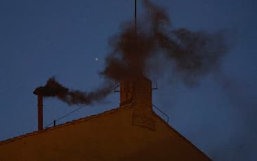 Black smoke rises from the chimney on the roof of the Sistine Chapel meaning that cardinals failed to elect a new pope on the first day of their secret conclave, Vatican City, 7 May 2025. ANSA/FABIO FRUSTACI
