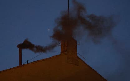 Black smoke rises from the chimney on the roof of the Sistine Chapel meaning that cardinals failed to elect a new pope on the first day of their secret conclave, Vatican City, 7 May 2025. ANSA/FABIO FRUSTACI
