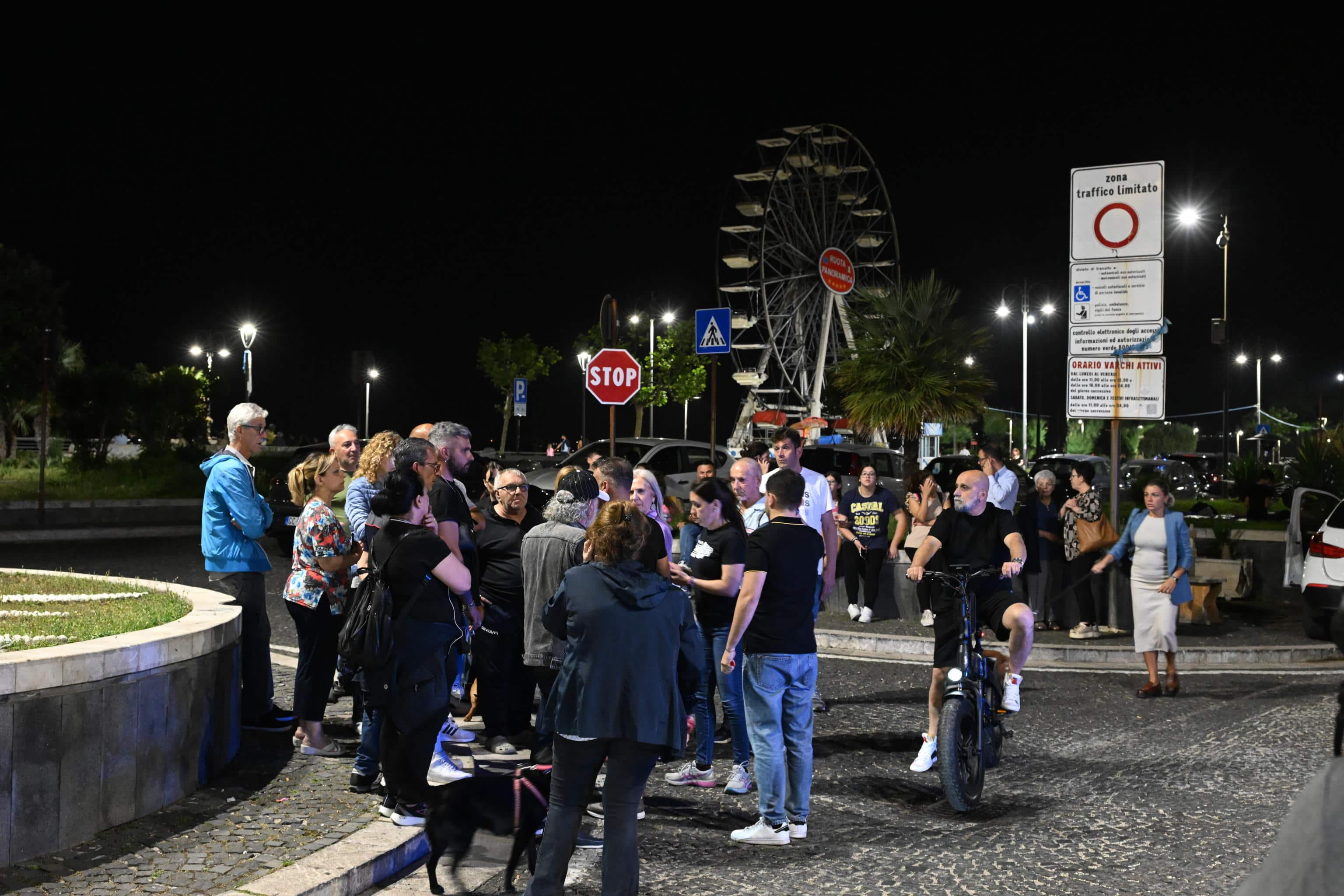 Gente in strada sul lungomare di Pozzuoli dopo le scosse di terremoto, Napoli, 20 maggio 2024.
È stata di magnitudo 4.4 la scossa avvenuta alle ore 20.10 con epicentro ai Campi Flegrei. Lo si apprende dall'Istituto nazionale di geofisica e vulcanologia, secondo cui la profondità del terremoto è stata di tre chilometri.
/////
People in the street on the seafront of Pozzuoli after the earthquake shocks, near Naples, southern Italy, 20 May 2024.
The shock that occurred at 8.10 pm with its epicenter at the Campi Flegrei was of magnitude 4.4. We learn this from the National Institute of Geophysics and Volcanology, according to which the depth of the earthquake was three kilometers. 
ANSA/CIRO FUSCO