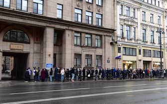 People queue outside a polling station during Russia's presidential election in Saint Petersburg on March 17, 2024. Russian opposition has called on people to head to the polls on March 17, 2024, at noon, in large numbers to overwhelm polling stations, in a protest which they hope will be a legal show of strength against President Vladimir Putin. (Photo by Olga MALTSEVA / AFP)