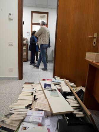 I danni all'interno della sede della Cgil di Roma