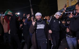Persone festeggiano in strada a Gaza per l'accordo fra Israele e Hamas People celebrate along a street in Khan Yunis in the southern Gaza Strip on January 15, 2025, amid the ongoing war in the Palestinian territory between Israel and Hamas. Thousands of Gazans celebrated on January 15 as news spread that a ceasefire and hostage release deal had been reached between Israel and Hamas, aimed at ending more than 15 months of war in the Palestinian territory. (Photo by BASHAR TALEB / AFP)