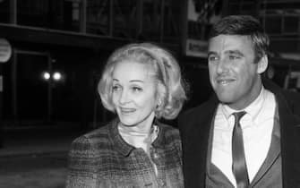 November 1964:  American songwriter Burt Bacharach (centre) with German film actress Marlene Dietrich (1901 - 1992).  (Photo by Evening Standard/Getty Images)