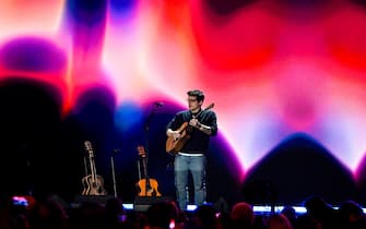 INGLEWOOD, CALIFORNIA - JANUARY 30: John Mayer performs onstage during the FIREAID Benefit Concert for California Fire Relief at The Kia Forum on January 30, 2025 in Inglewood, California.  (Photo by Scott Dudelson/Getty Images for FIREAID)