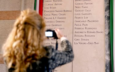 Iscritti i nomi dei nuovi benemeriti iscritti nel Famedio al Cimitero Monumentale a Milano, 2 novembre 2021.ANSA/MOURAD BALTI TOUATI