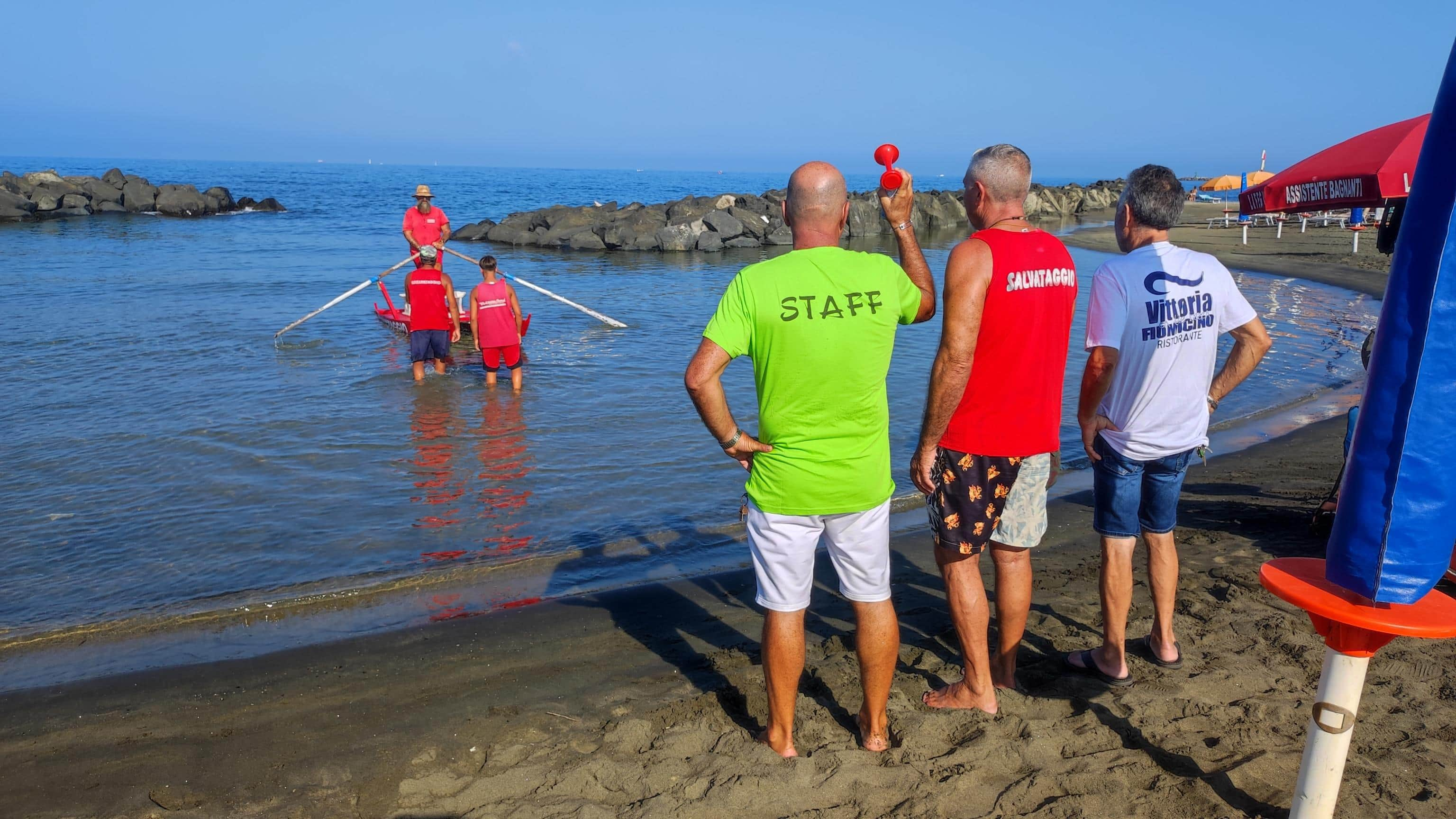 La protesta dimostrativa simbolica con un flash mob in mare, facendo risuonare delle trombe che hanno richiamato l'attenzione dei bagnanti, di una rappresentanza di una decina di stabilimenti balneari del Lungomare di Fiumicino, 9 agosto 2024. 
ANSA/ TELENEWS