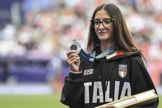 Nadia Battocletti  of Italy poses with her silver during the victory ceremony for the for  the Women 10000m final of the Athletics competitions in the Paris 2024 Olympic Games, at the Stade de France stadium in Saint Denis, France, 10  August 2024. ANSA / CIRO FUSCO