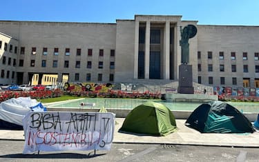 tende degli universitari in protesta contro il caro affitti davanti alla Sapienza 