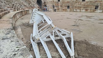 Durante i lavori di smontaggio della stella cometa nell'Arena di Verona, la base collocata all'interno dell'anfiteatro si è staccata ed è precipitata fino
alla cavea, dove d'estate è collocata la platea per il pubblico,
danneggiando alcuni gradoni, 23 Gennaio 2023. ANSA/US POLIZIA MUNICIPALE