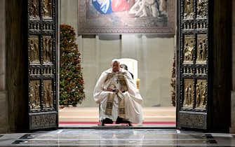 L'apertura della porta Santa VATICAN CITY, VATICAN - DECEMBER 24: (EDITOR NOTE: STRICTLY EDITORIAL USE ONLY - NO MERCHANDISING). Pope Francis officially inaugurates the 2025 Jubilee Year with the solemn opening of the Holy Door at St. Peter's Basilica on December 24, 2024 in Vatican City, Vatican. Since 1300, when Pope Boniface VIII issued the first Jubilee Bull, millions of pilgrims have journeyed to Rome. Their outward pilgrimage symbolised an inner desire for renewal, seeking to align their daily lives—despite challenges and struggles—with the hope of the Gospel. For the first time in the Jubilee tradition, Pope Francis will open a fifth sacred portal in a Roman prison on 26 December. (Photo by Vatican Media via Vatican Pool/Getty Images)