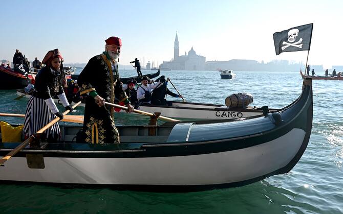 Carnevale di Venezia 2024, corteo in maschera sul Canal Grande. FOTO