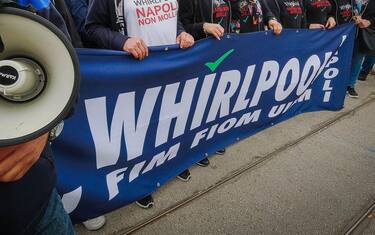 Lavoratori della Whirlpool di Napoli in un'azione spontanea di protesta e in accordo con i lavoratori di Caserta presso il sito di Carinaro per un sit-in di protesta ai cancelli del polo ricambi della multinazionale, Carinaro (CE) 29 Aprile 2021  ANSA/CESARE ABBATE/