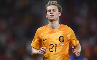 epa10318637 Frenkie de Jong of the Netherlands in action during the FIFA World Cup 2022 group A match between Senegal and The Netherlands at Al Thumama Stadium, in Al Thumama, Qatar, 21 November 2022.  EPA/JOSE SENA GOULAO PORTUGAL OUT