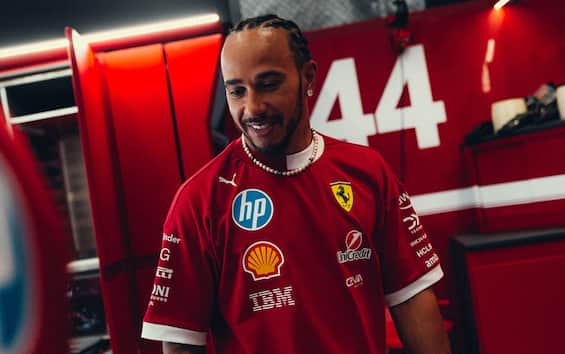 https://static.sky.it/editorialimages/d0bcc64082e5bc5bc781a54a9ed4e7269a7100e6/skysport/it/motori/formula-1/2025/06/26/f1-gp-austria-2025-foto-video/x_ferrari_hamilton_austria.jpg?im=Resize,width=565