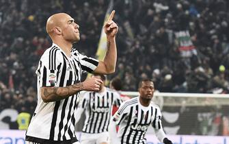 Simone Zaza of Juventus exults with teammates after scoring the winning goal of 1-0 during the italian serie A soccer match Juventus FC - SSC Napoli at Juventus Stadium, Turin, 13 February 2016. ANSA / ANDREA DI MARCO

