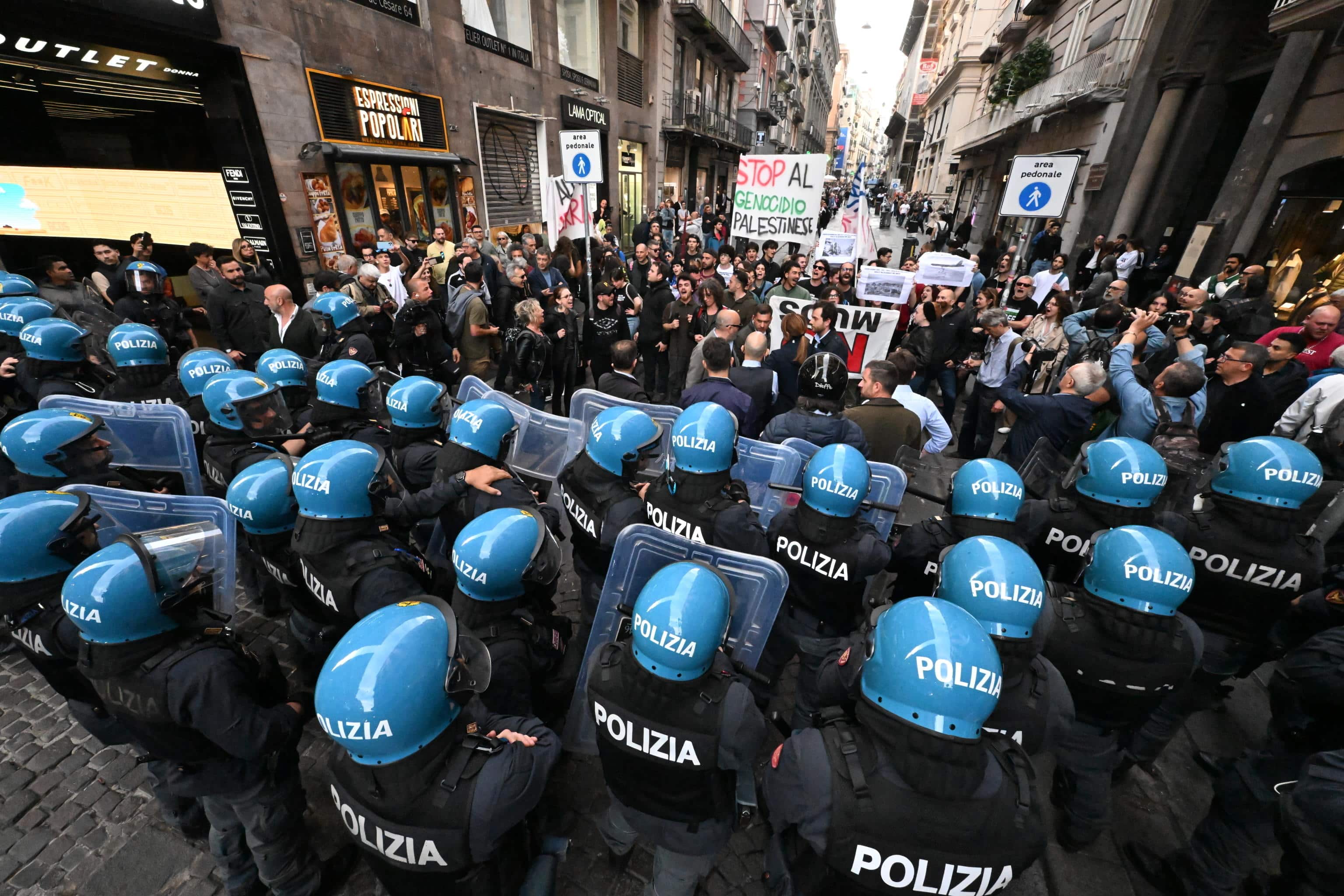 Scontri tra manifestanti e agenti di Polizia in assetto antisommossa a Napoli, 08 aprile 2024. I giovani manifestanti hanno provato a oltrepassare il cordone di sicurezza per arrivare al teatro San Carlo, con l'obiettivo di contestare il concerto in programma per i 75 anni della Nato.
/////
Clashes between demonstrators and police officers in riot gear in Naples, Italy, 08 April 2024. Demonstrators tried to cross the security cordon to get to the San Carlo theatre, with the aim of contesting the concert scheduled for the 75th anniversary of the NATO.
ANSA/CIRO FUSCO