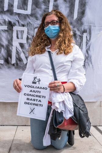 Milano, Fase 2, Emergenza Coronavirus - Flash Mob ristoratori davanti alla Stazione Centrale.