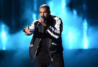 LAS VEGAS, NV - SEPTEMBER 23:  Recording artist Drake performs onstage at the 2016 iHeartRadio Music Festival at T-Mobile Arena on September 23, 2016 in Las Vegas, Nevada.  (Photo by Kevin Winter/Getty Images)
