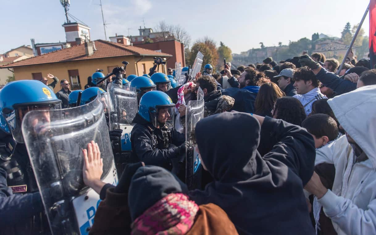 Bologna, corteo contro il governo: "Arriviamo all’Anci”. Tafferugli e cariche