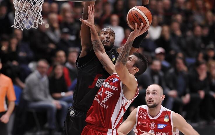 L'Olimpia all'attacco (foto Twitter) L'Olimpia all'attacco (foto Twitter)